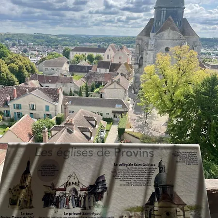 Des Eaux Bleues Hébergement de vacances Saint-Loup-de-Naud